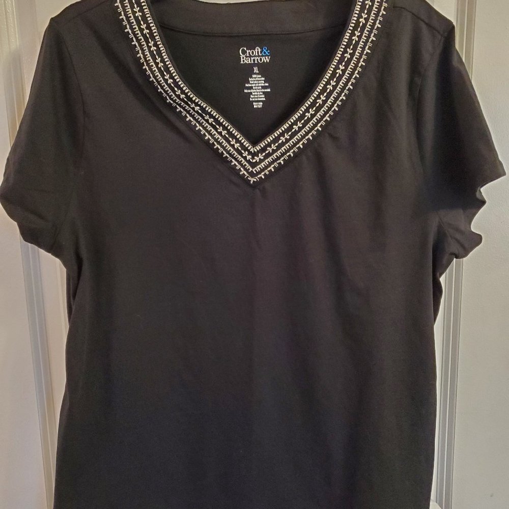 Croft & Barrow black short sleeve knit top embroidered size XL